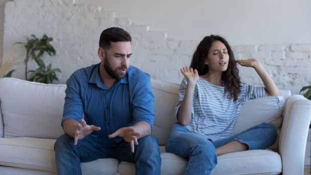 pareja discutiendo