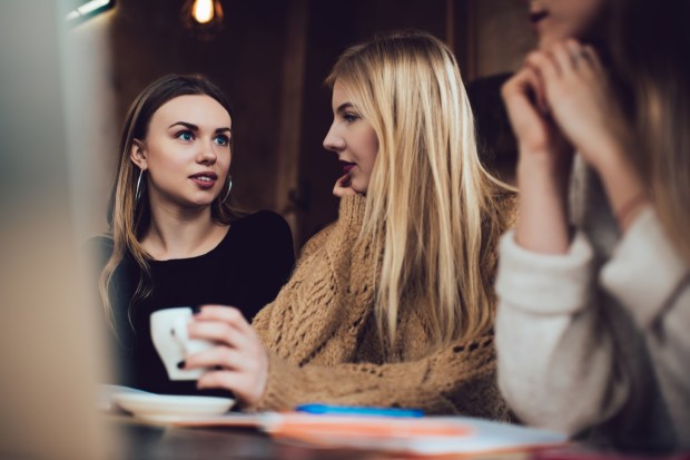 Trzy przyjaciółki rozmawiają w kawiarni