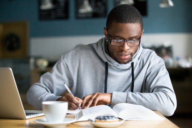 Jovem estudando e concentrado