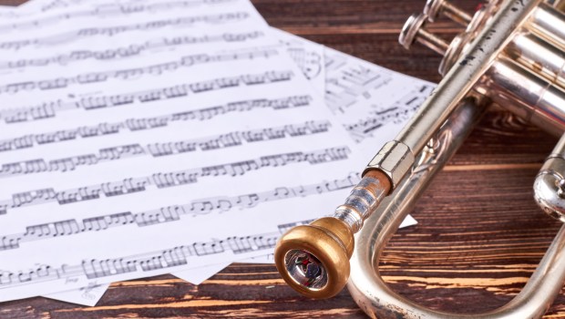 música partitura instrumento