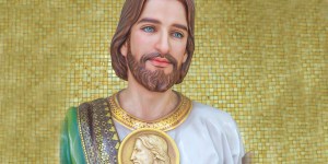¿Es una «moneda» la que lleva san Judas Tadeo en el pecho?