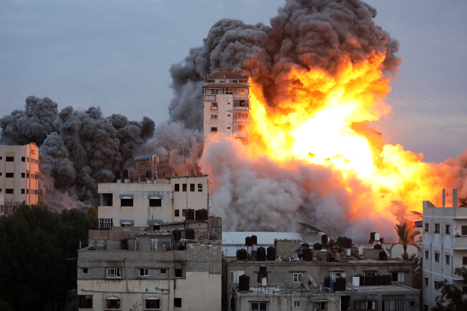 Izraelskie pociski niszczą budynek w Strefie Gazy (7 października)
