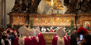 ¿Por qué se menciona al Papa y al obispo local en la Misa?