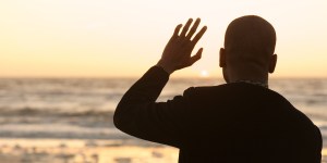 Cómo «adiós» y «bye» son en realidad oraciones breves