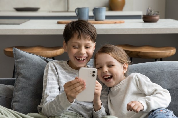 kids-using-the-smartphone