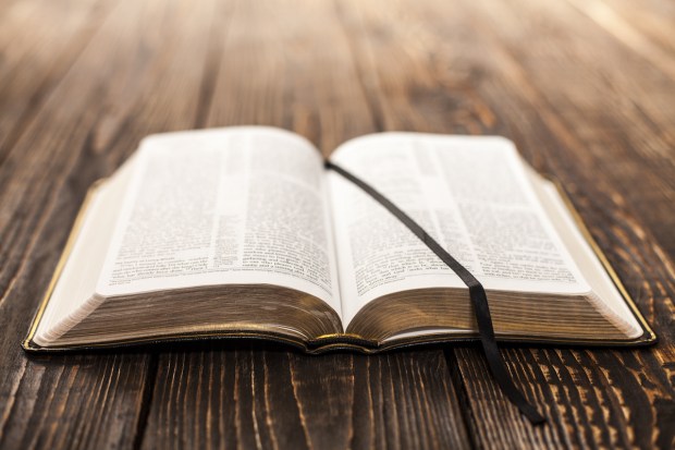 Biblia con marca páginas