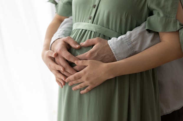 DESIRE-ENFANT-COUPLE-shutterstock_1966512736