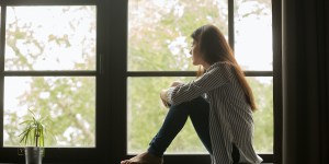 Cómo manejar las emociones encontradas cuando eres soltero y tus amigos se casan