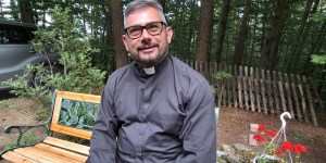 Sacerdote y agricultor: una inusual pero inspiradora combinación
