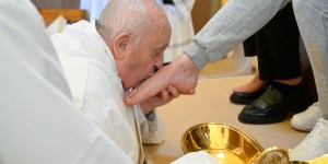 Jueves Santo: el Papa lava los pies a mujeres reclusas