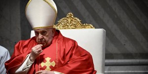 El Papa celebra la Pasión de Jesús en silencio y sobriedad