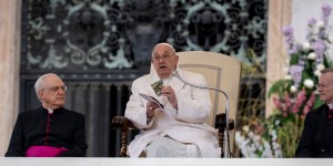 El Papa sostiene el rosario y la Biblia de un joven soldado ucraniano fallecido