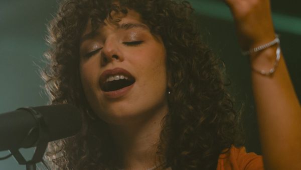 Corner Item Image - Cantante e influencer argentina da sus talentos a Dios