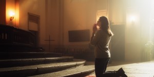 ¿Por qué los católicos hacen una genuflexión en la iglesia?