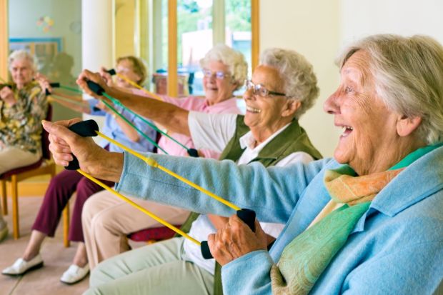 abuelitos ejercitándose