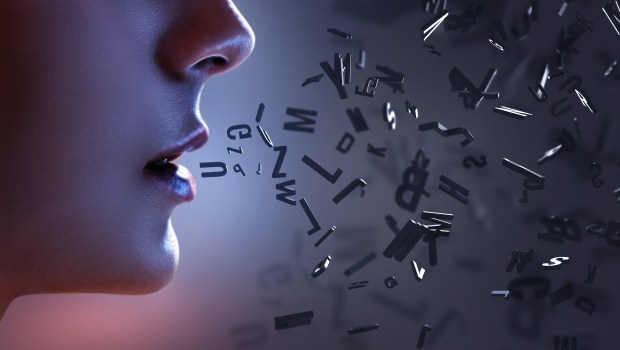 Literki wychodzą z ust kobiety