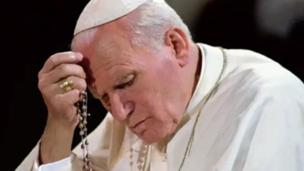 San Juan Pablo II reza el rosario