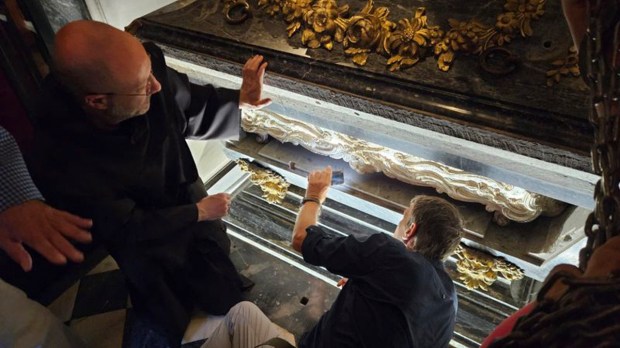 ALBA-DE-TORMES-Transfer-of-the-tomb-of-Saint-Teresa-for-study