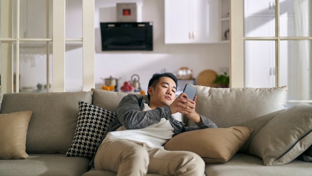 man whit cellphone