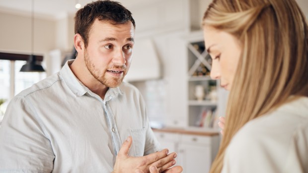 pareja discutiendo